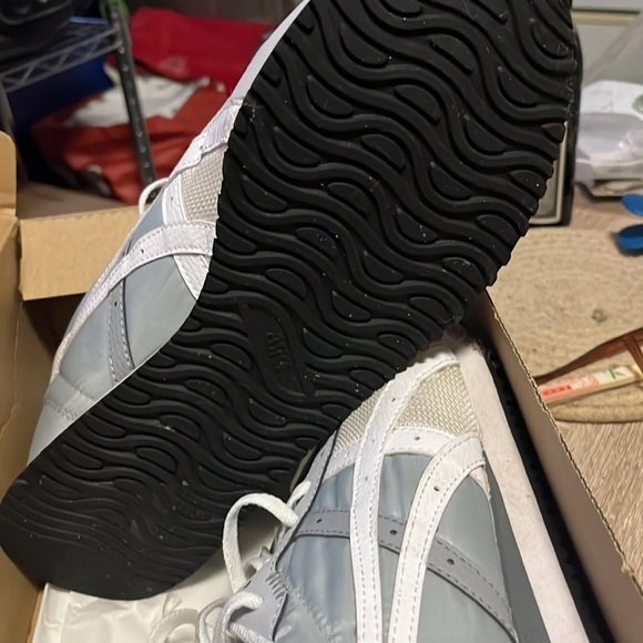 ASICS - Picture 3 of 3